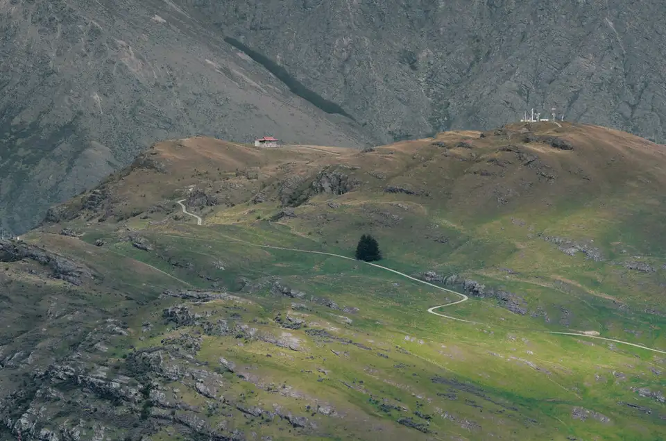 The tussock hills of Deer Park Heights above the Whakatipu basin