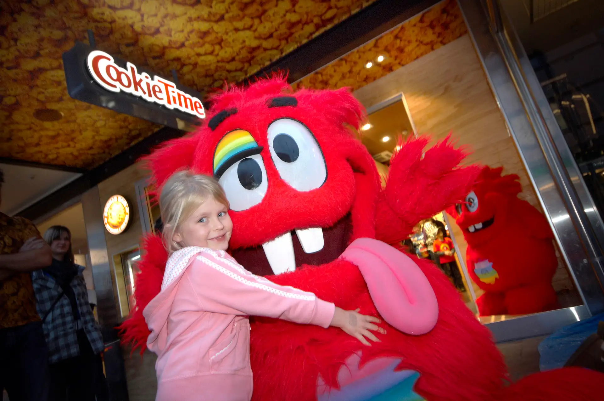 Olivia Davis Richard with new friend the Cookie Muncher 17052010