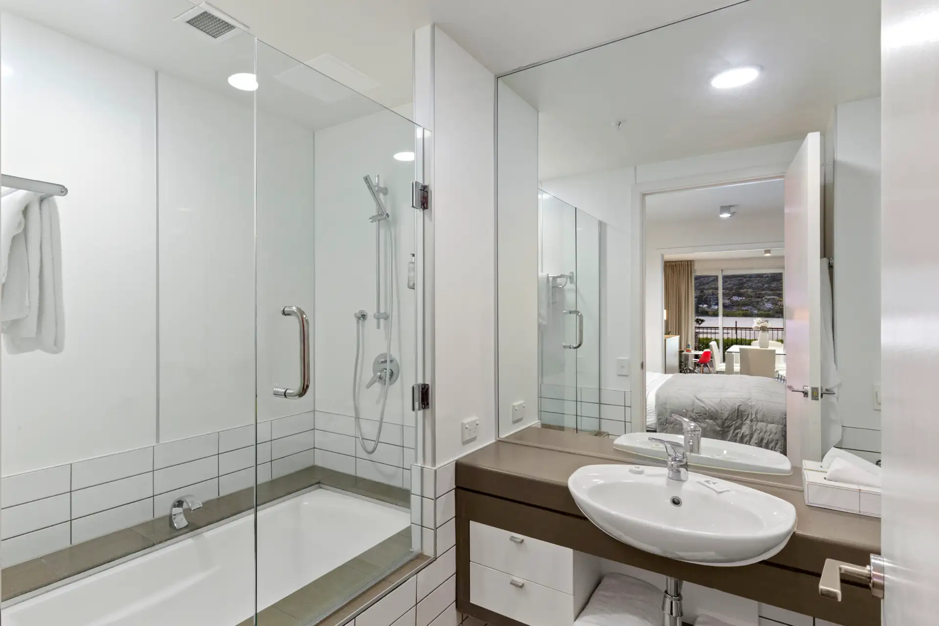 Lakefront Marina Apartment