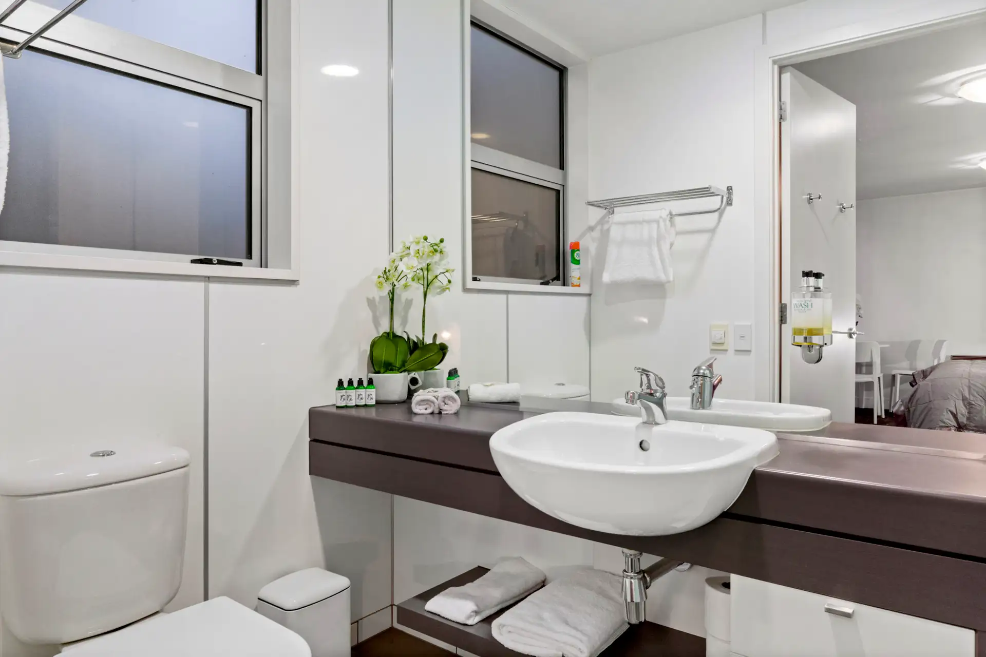 Lakefront Marina Apartment