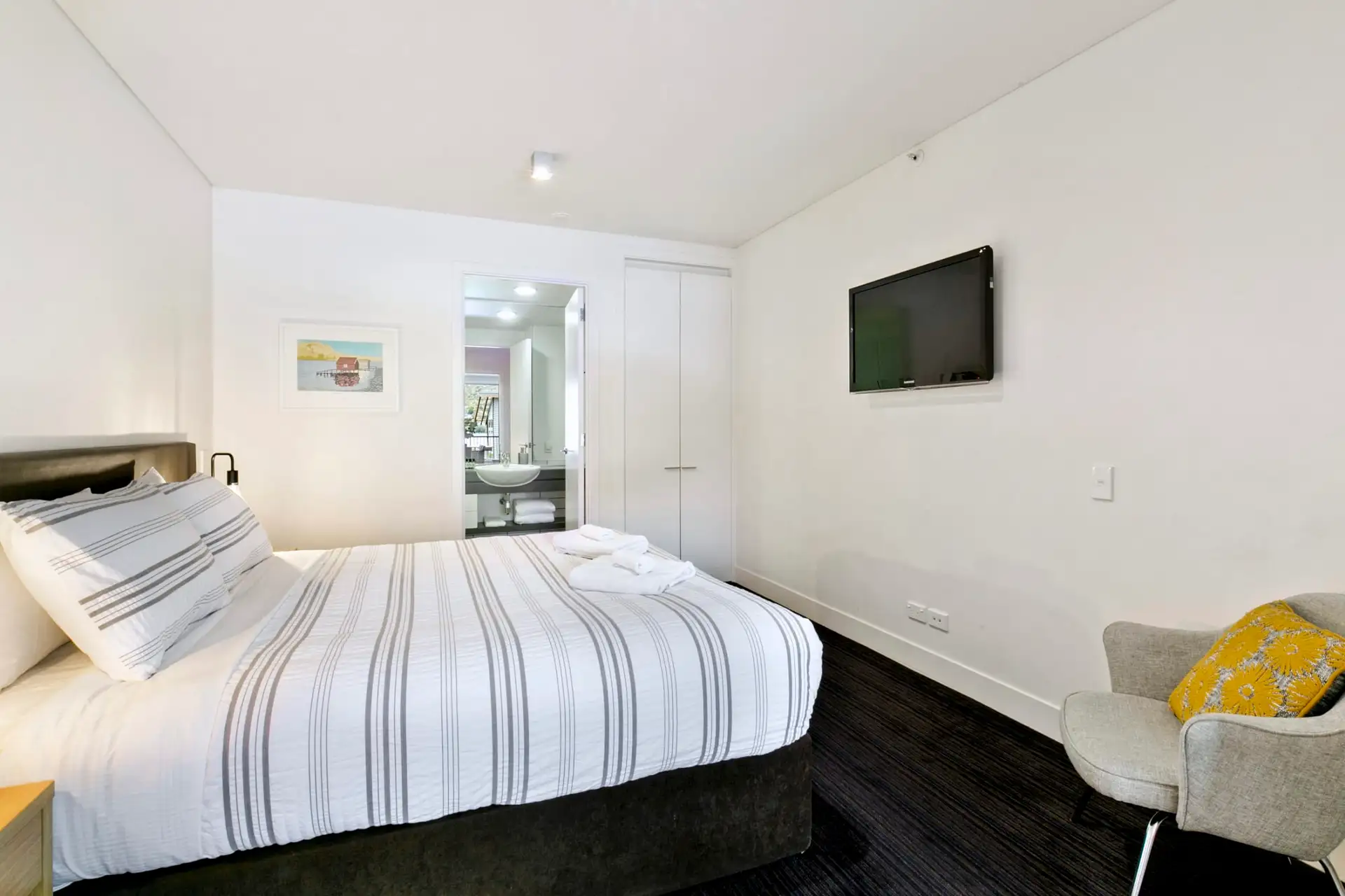Lakefront Marina Apartment