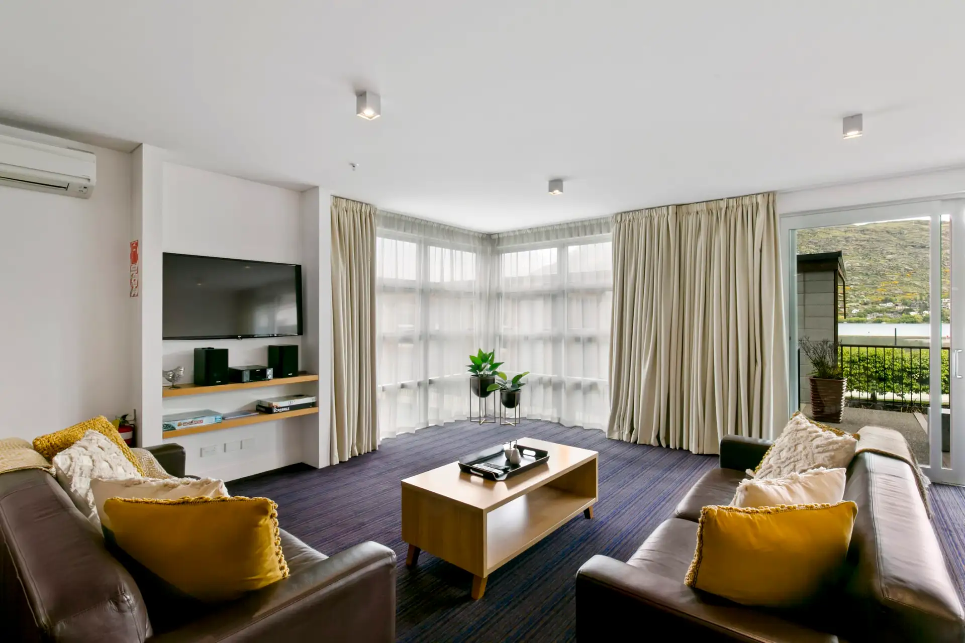 Lakefront Marina Apartment