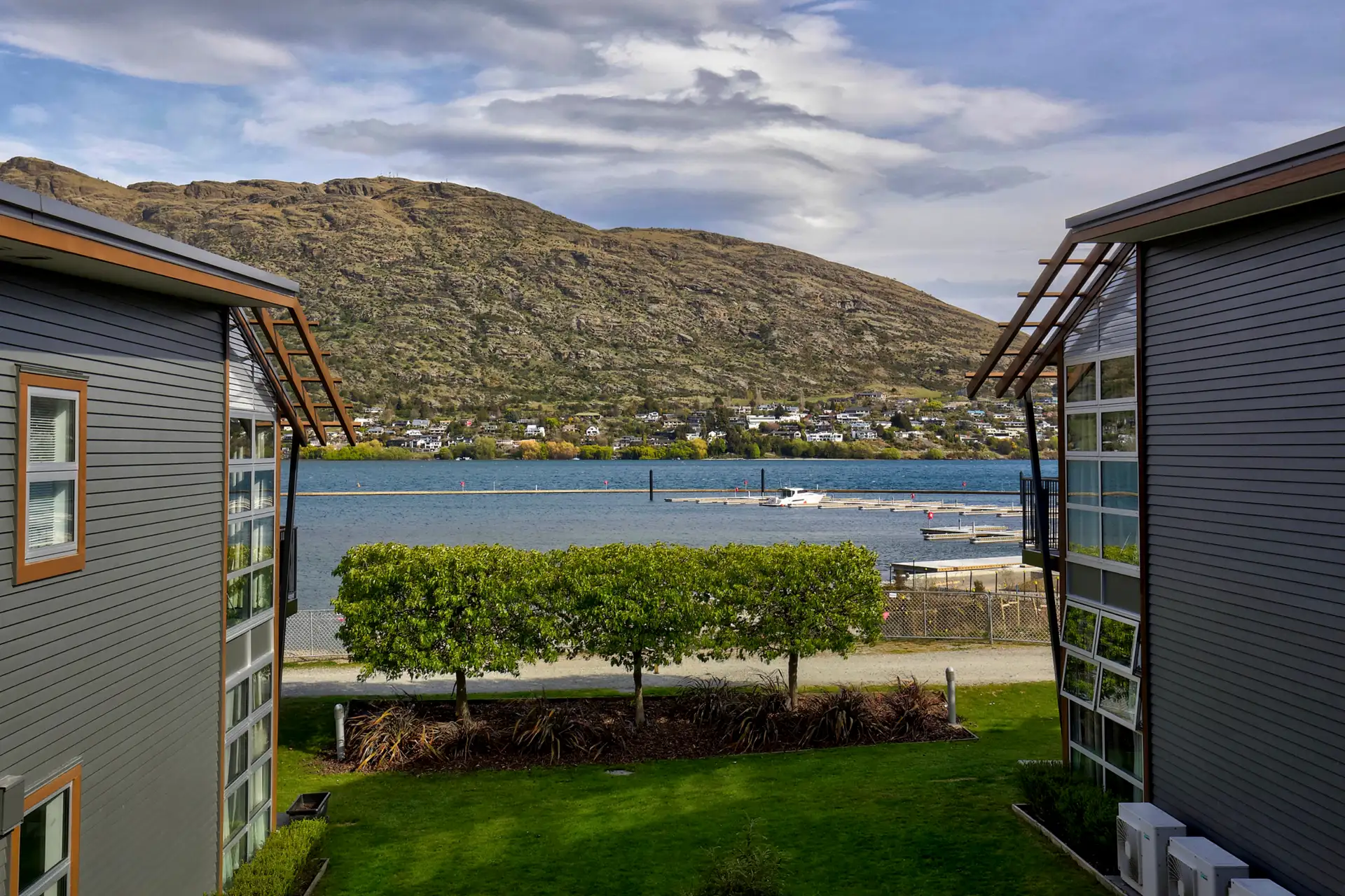 Lakefront Marina Apartment