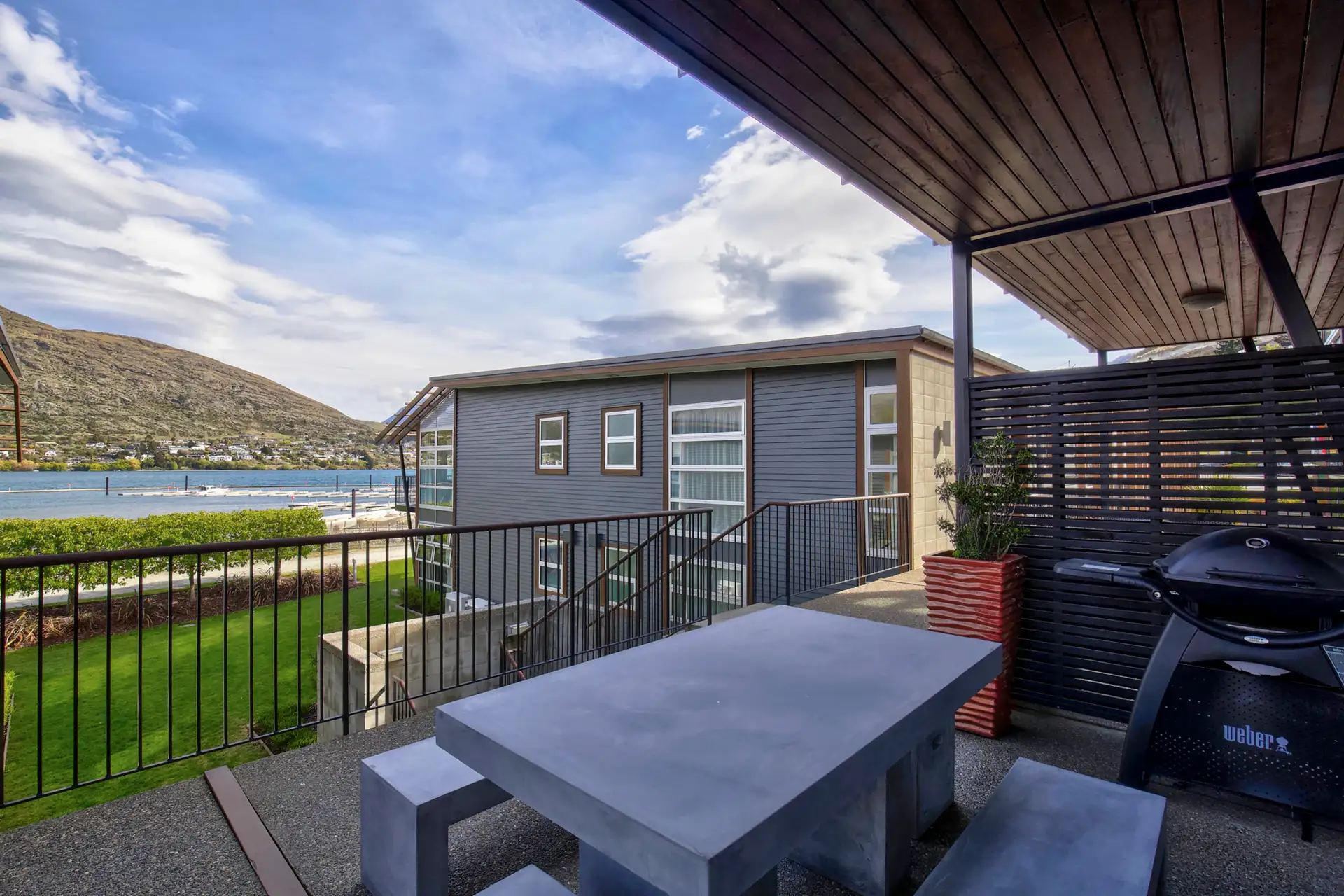 Lakefront Marina Apartment