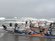 Large crashing waves is a challenge and capsizes some kayaks close to shore